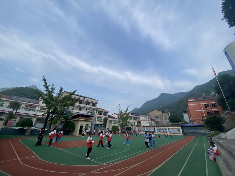 万源市虹桥小学校园一角 虹桥小学供图