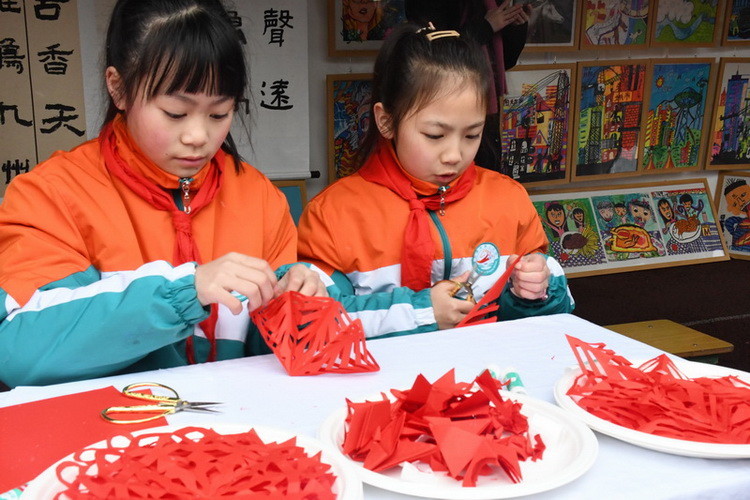 学生参与传统剪纸创作  冯津榕供图.jpg